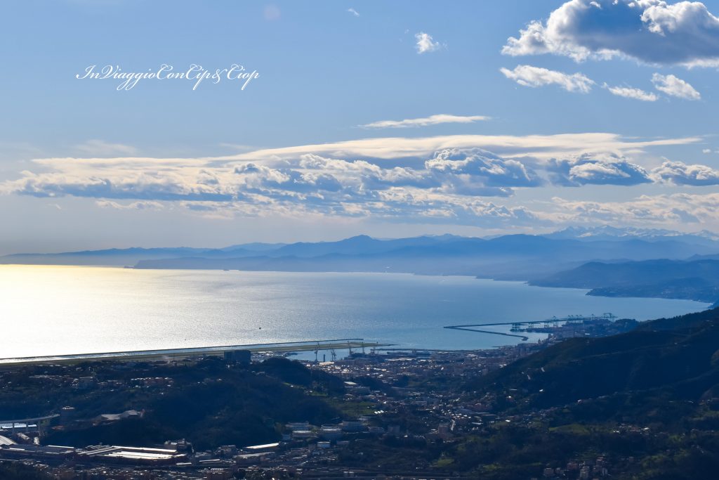 il panorama che si vede dal forte, il mare e il ponente genovese