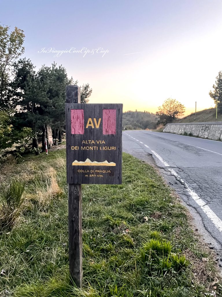 cartello Alta Via dei Monti Liguri che serve per trovare il parcheggio ed indica l'inizio della nostra escursione