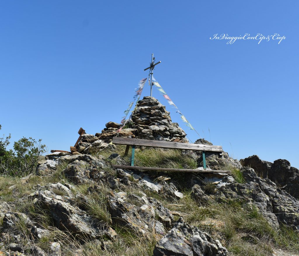 vista Bric dell'Orologio due panchine e croce