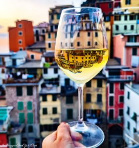 Calice vino riomaggiore tramonto