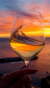 calice vino tramonto cinque terre riomaggiore