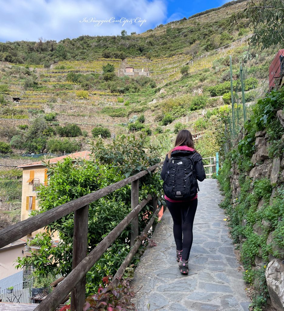 inizio percorso ragazza che cammina