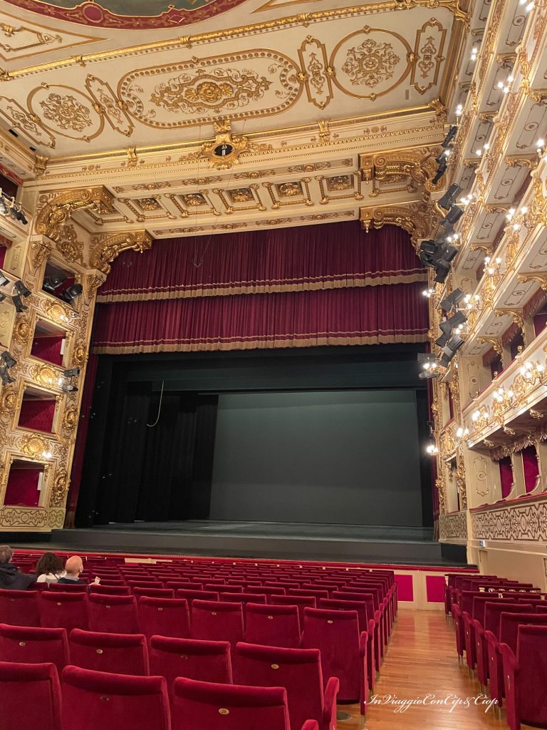 interno con palcoscenico teatro regio