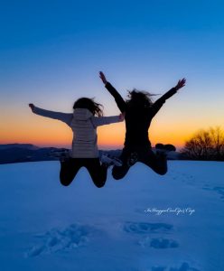 noi che saltiamo al tramonto