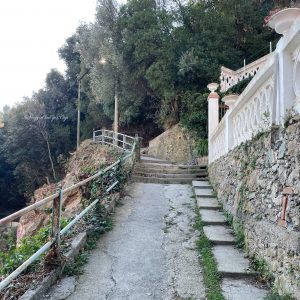 salita tra le case Noli