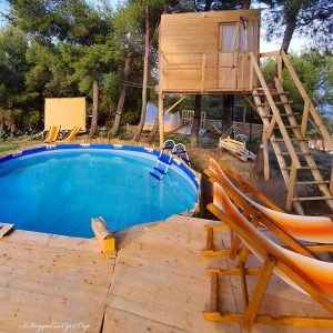 casetta sull'albero con balcone
