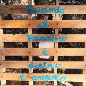 scritta paradiso casette sull'albero
